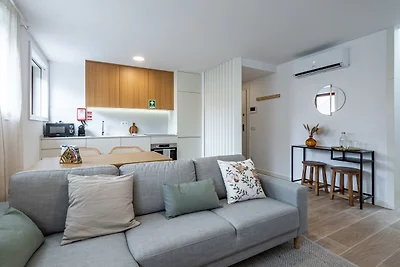 Nomad's Lux - 1BDR Charming Top Floor Porto