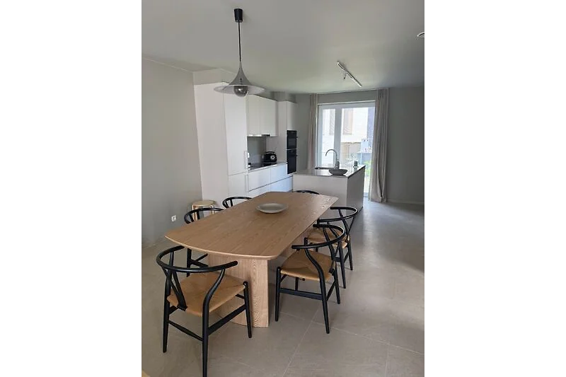 Essbereich mit Holztisch und stimmiger Beleuchtung