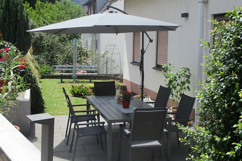 Sitzecke im Grünen für entspannte Stunden im Freien.
