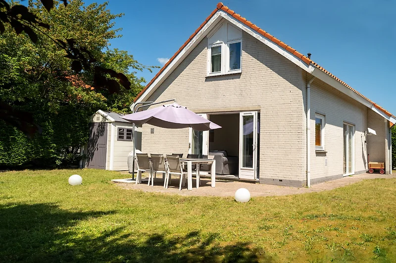Ferienhaus mit Terrasse und schattigem Sitzplatz
