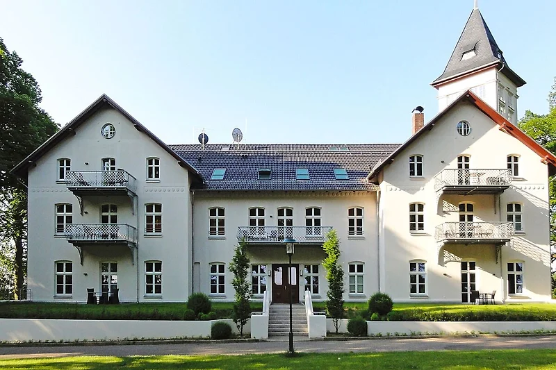 Jagdschloss Hohen Niendorf mit historischen Schlosspark