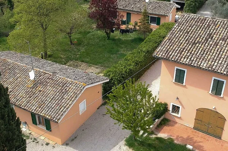 Ferienhaus und angrenzende Wohnhäuser