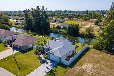 ref 601. Stunning waterfront villa.