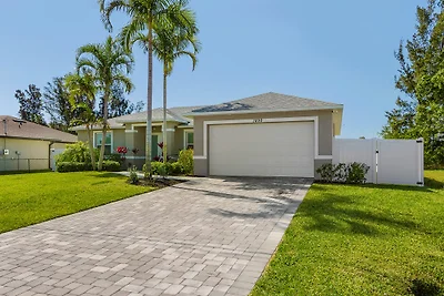 ref 601. Stunning waterfront villa.