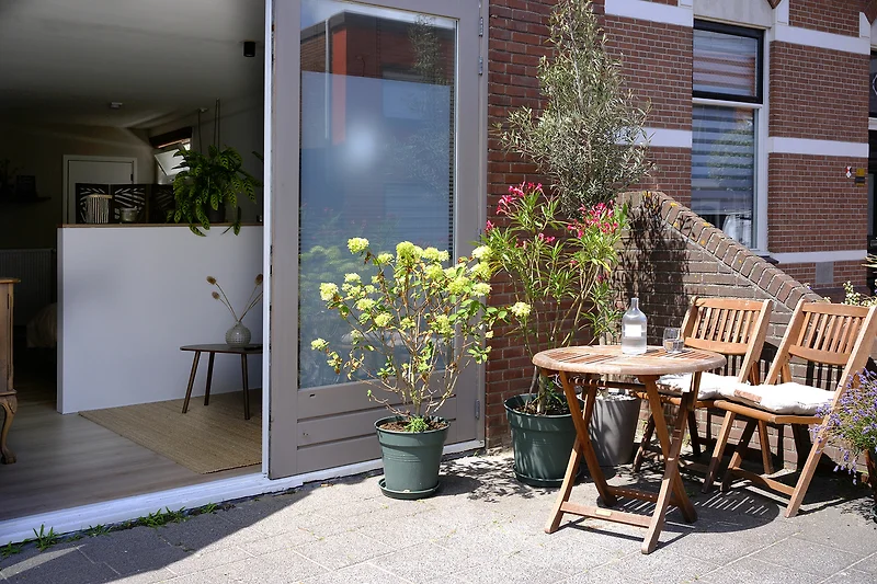 Terrasse mit Pflanzen und Sitzbereich