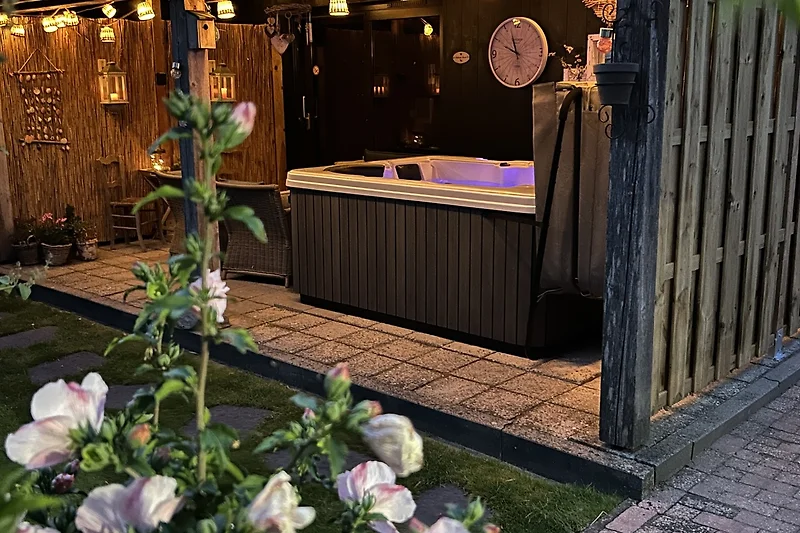 Restaurant mit Bar, Pflanzen und Abendlicht