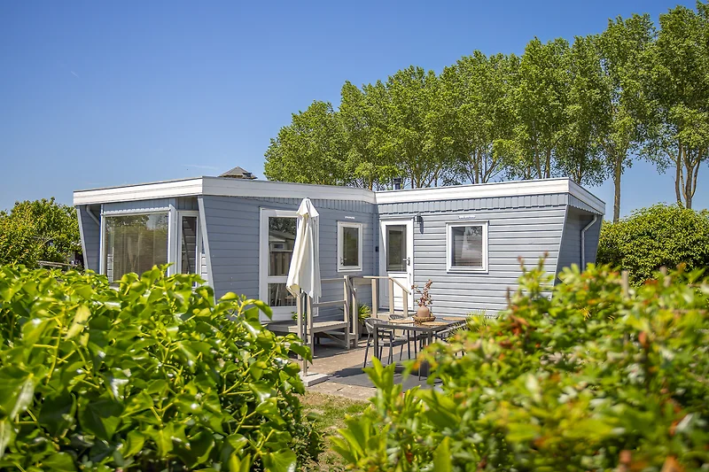 Ansicht eines Hauses mit gepflegtem Garten und weitem Blick.