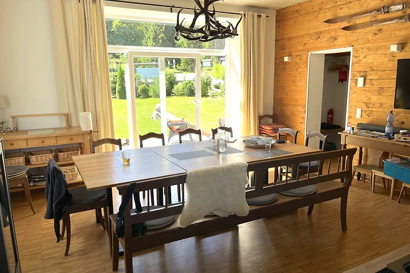 Gemeinschaftsraum mit Essbereich und Blick auf die Süd-Terrasse