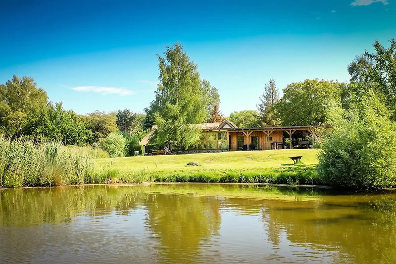Teich und Grünland am Ferienhaus.