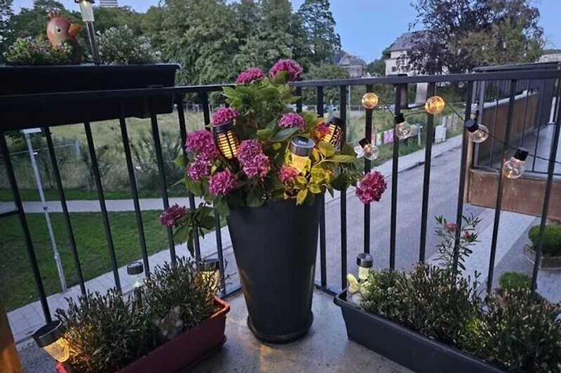 Balkon mit Blumen und Laternchen:-)