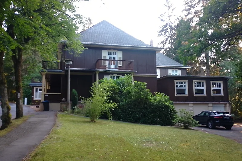 Haus mit Bäumen und Garten; ruhige Lage für Feriengäste.