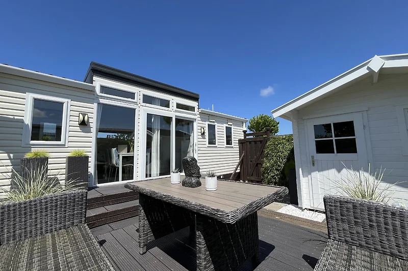 Mobilheim mit schönem Garten und Terrasse