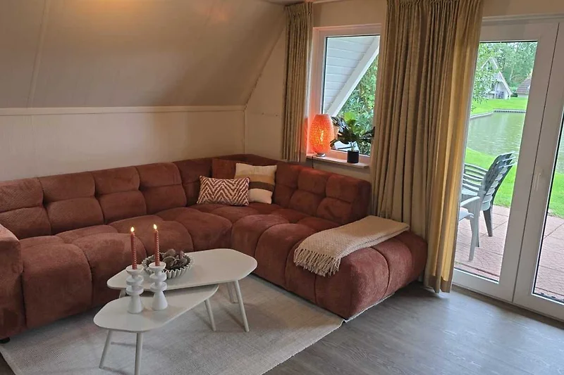Wohnbereich mit Holz und einladendem Sofa