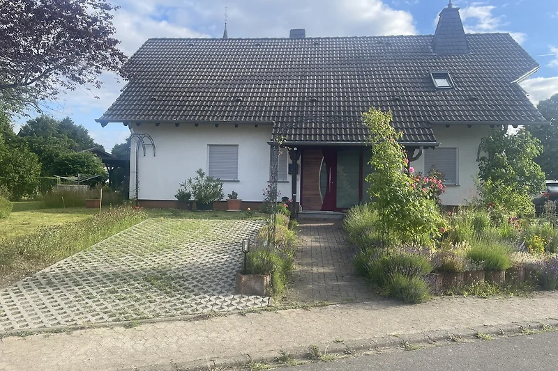 Haus mit Parkplatz der Ferienwohnung