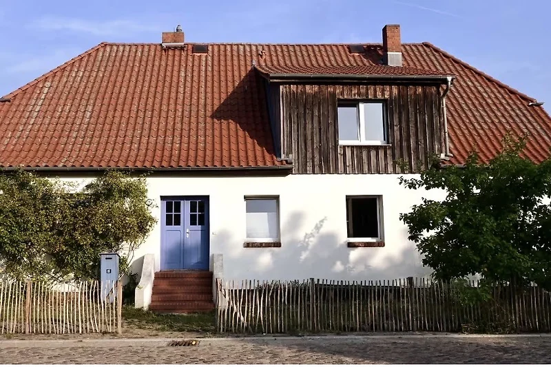 Haus mit Giebel und Fenstern in ruhiger Lage.