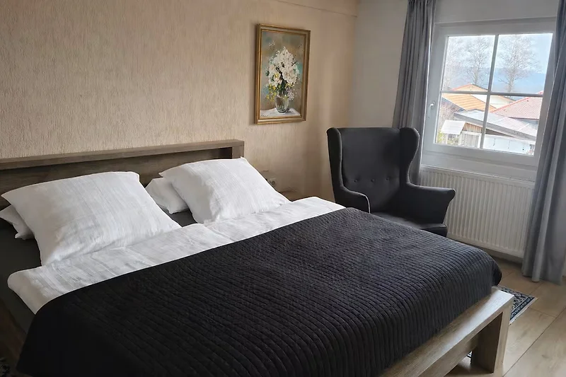 Schlafzimmer mit Bett und ruhiger Atmosphäre.