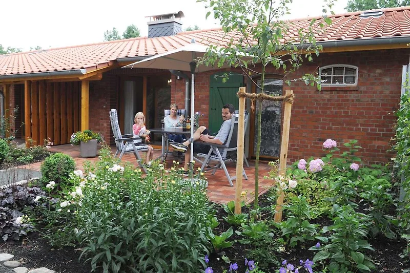 Garten mit Terrasse zur Südseite. Zweite kleine Terrasse zur Nordseite vorhanden.