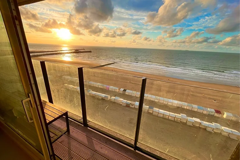 Strand und Meer am Horizont für entspannte Urlaubstage.