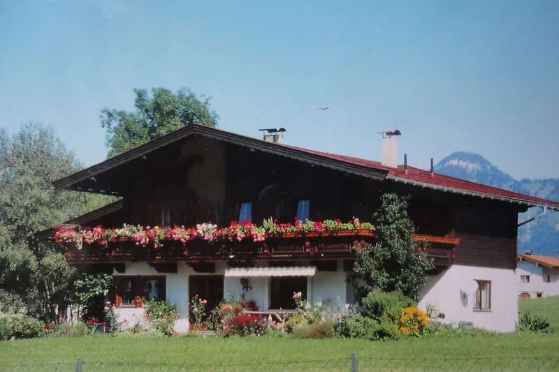 Landhaus mit Garten und rotem Dach, ruhig im Grünen.