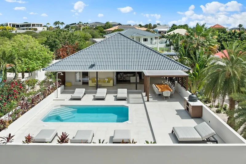 Pool und Sonnendeck vor der Villenanlage