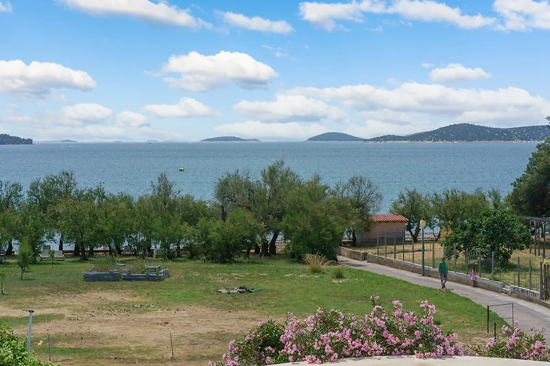 Blick auf See und Küste.