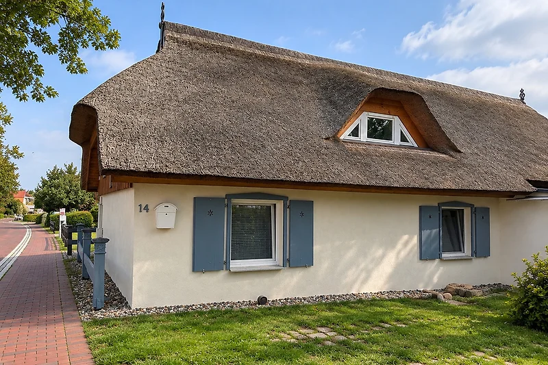 Reetdachhaus mit Hofeinfahrt und ländlichem Flair.
