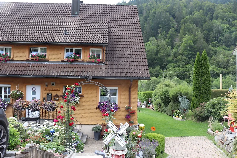 Haus mit Garten und gepflegtem Grün