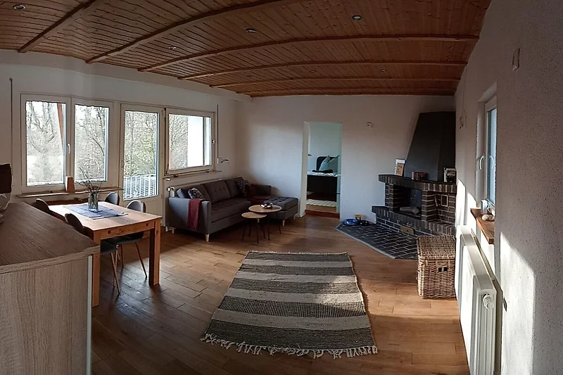 Wohnzimmer mit Holzboden und klaren Linien