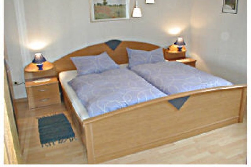 Geräumiges Schlafzimmer mit  bequemen 2m x 2 m Betten, verstellbare Lattenroste