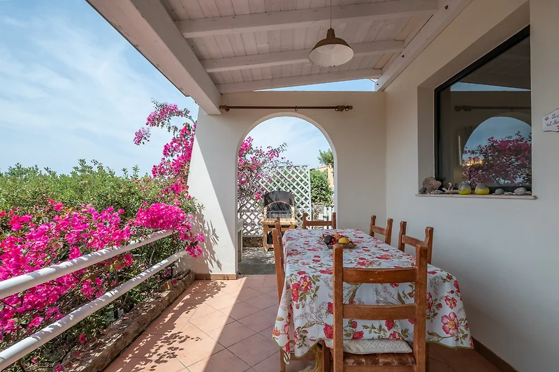 Villa mit Balkon und Veranda im mediterranen Stil.