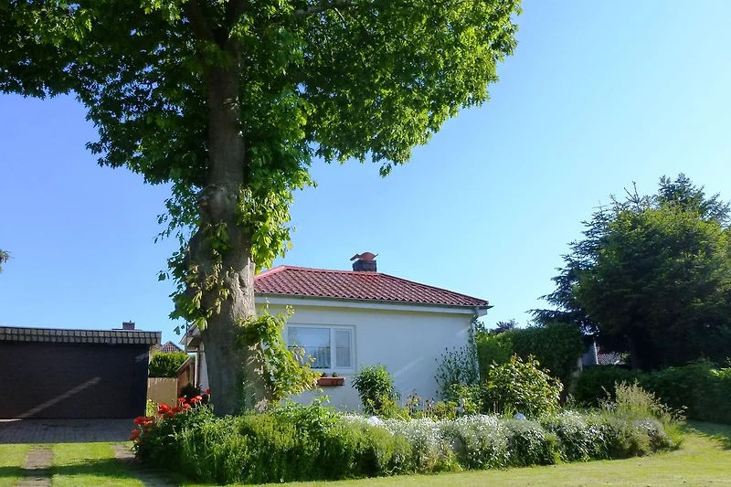 Haus im Grünen mit gepflegtem Garten und ruhiger Lage.