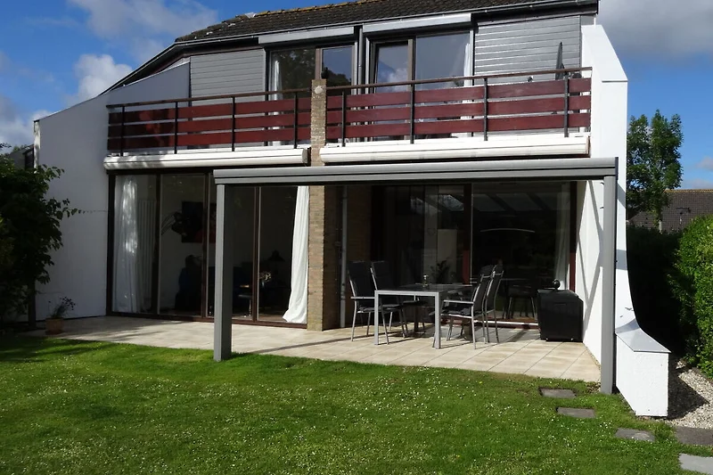 Ferienhaus mit Balkon und überdachtem Sitzplatz