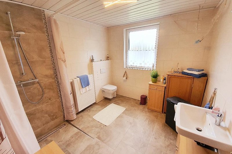 Badezimmer mit befahrbarer Dusche, auch für Rollys