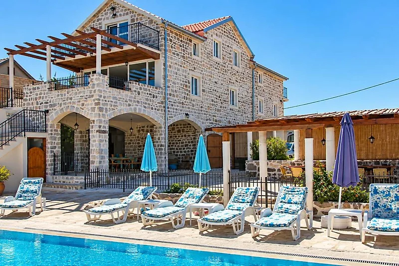 Ferienresort mit Pool und Terrassenmöbeln