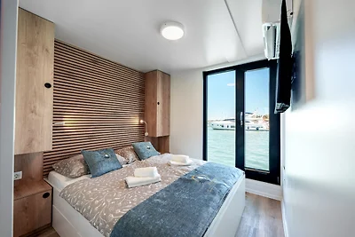 Pearl Infinity – Woonboot aan zee