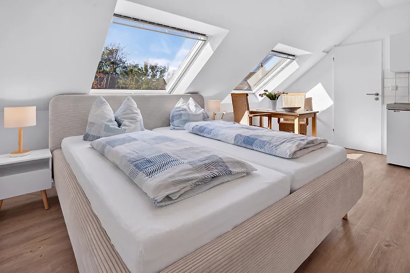 Schlafzimmer mit Doppelbett im offenen Wohnbereich, Dachfenster komplett zu verdunkeln