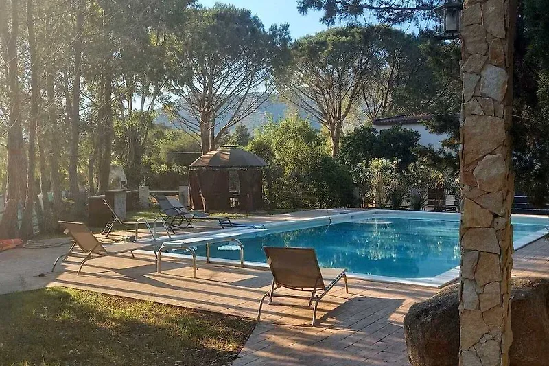 Poolterrasse mit Schatten und Blick auf die Hacienda.