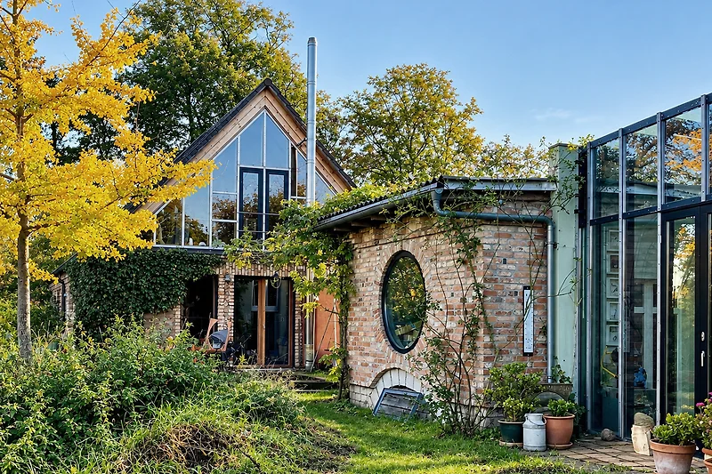 Hausansicht von hinten - mit Terrasse und Nebengebäuden
