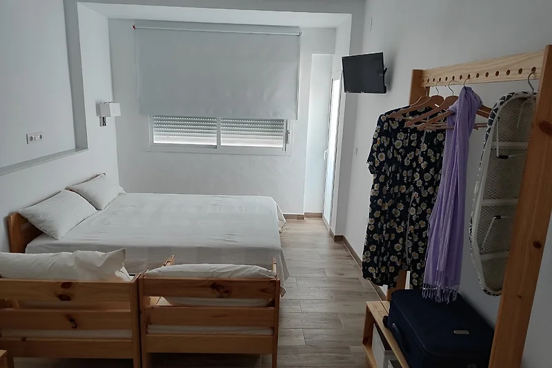 Gemütlicher und heller Schlafbereich mit Doppelbett und Sitzecke