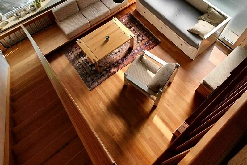 Wohnzimmer mit Holzdetails und Sofa für entspannte Stunden.
