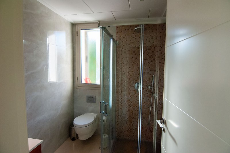 Schönes Badezimmer mit stilvoller Armatur und Fenster.