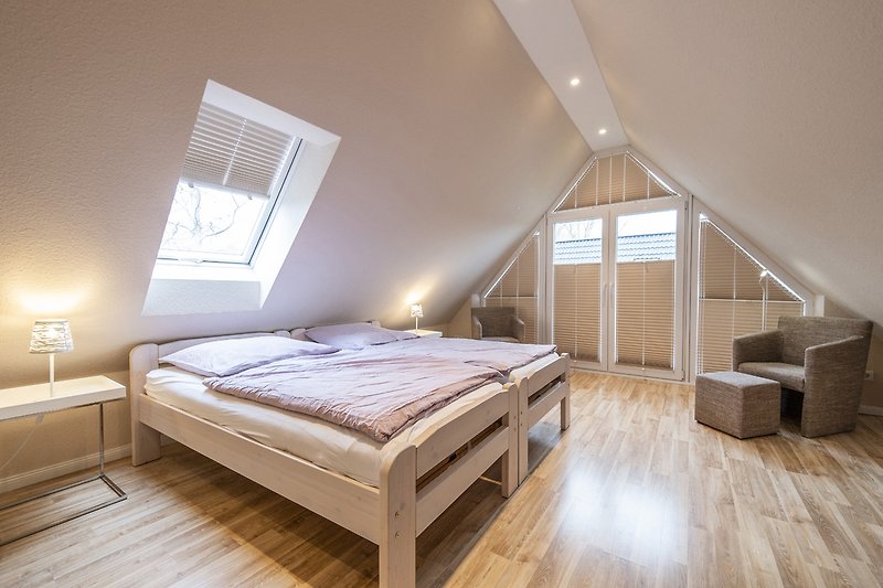 Stilvolles Schlafzimmer mit gemütlichem Bett und elegantem Lampenschirm.