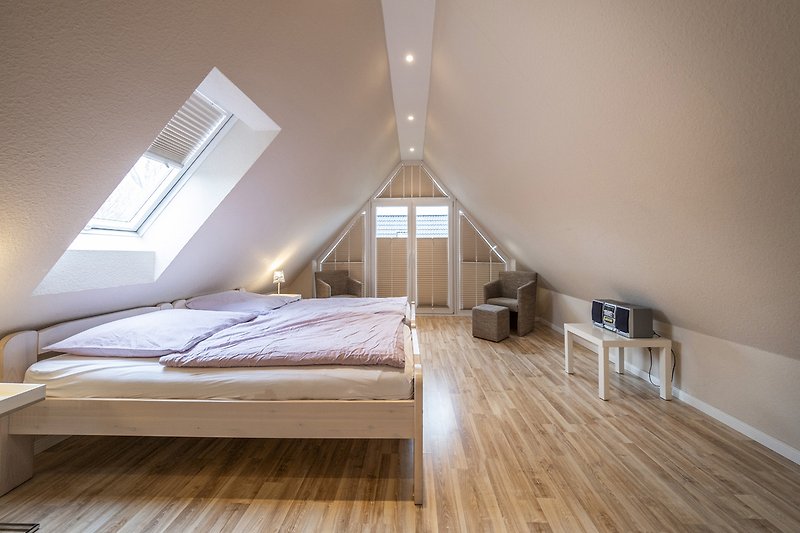 Elegantes Schlafzimmer mit Holzmöbeln und gemütlichem Bett.