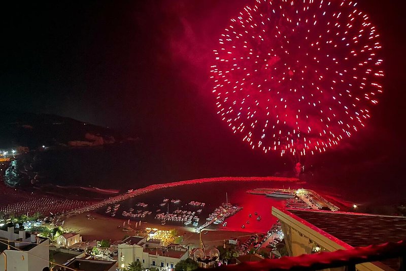 Feuerwerk über dem Hafen - 18-23 Juli ist es Dorfsfest in Peschici!