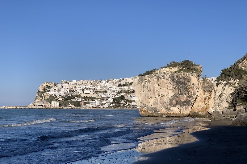 Peschici von der Baia Jaillo aus fotografiert (kleiner Strand  hinter dem Groosen.... 15 min laufen vom Appartment)