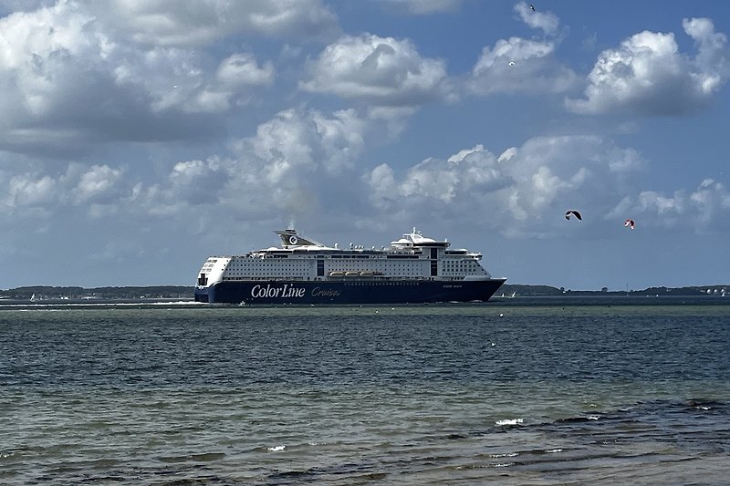 Wunderschöner Blick: Kreuzfahrtschiff auf dem See, Wolken und Vögel.