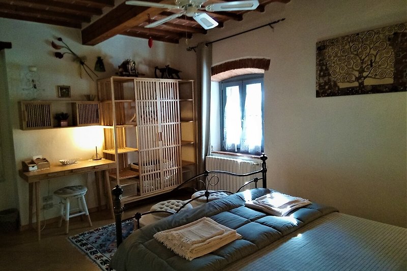 Una confortevole sala con mobili in legno e illuminazione accogliente.