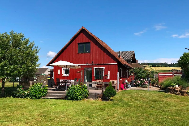 Unser Ferienhaus mit großer Freifläche, 3 Terrassen und einem Grill-/Feuerplatz