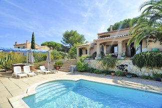 Ferienhaus mit Pool direkt am Meer
