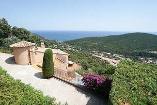Villa con vistas al mar y piscina